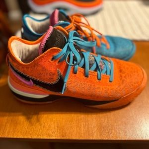 Lebron XX NXT size 10 good condition